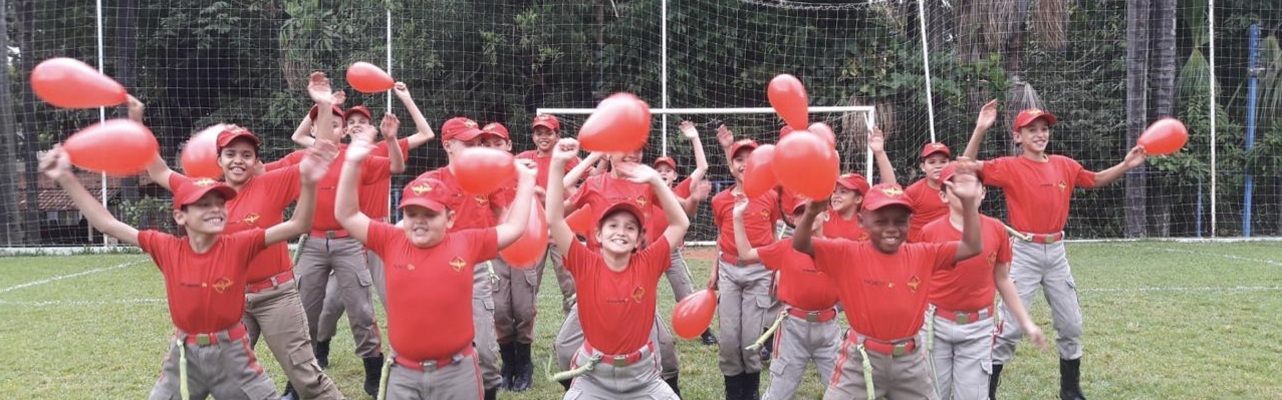 Crianças jogando futebol