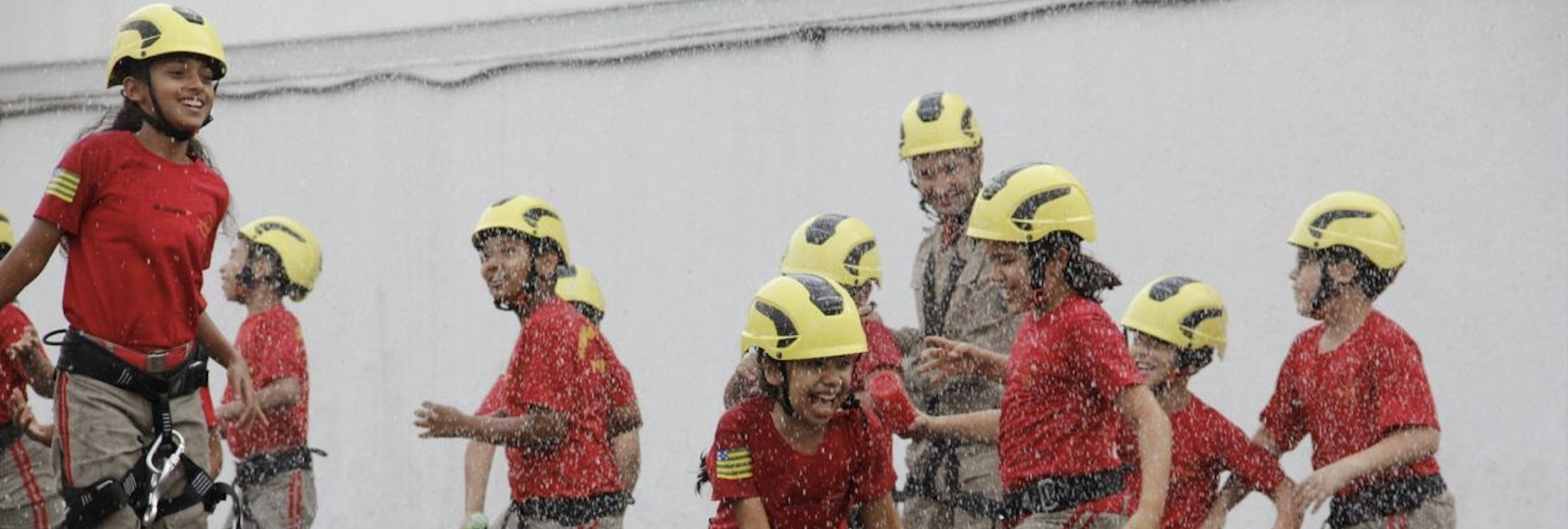 Crianças comemorando