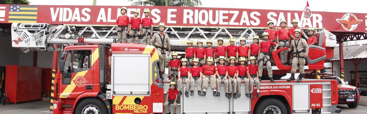 Policiais e crianças